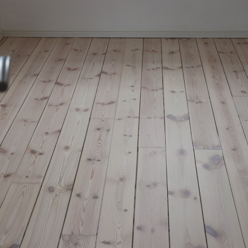 Professionel lakering af gulv i Middelfart med blank overflade