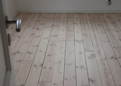 Trægulv i Søndersø på Fyn afslibet og behandlet for lang levetid