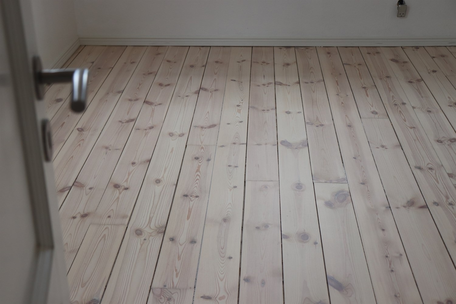 Professionel lakering af gulv i Middelfart med blank overflade